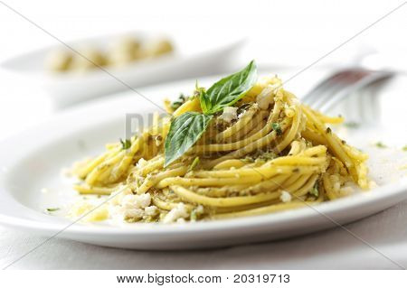 spaghetti met pestosaus en kaas