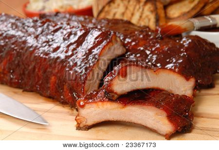 BBQ Ribs met geroosterd brood en Cole Slaw