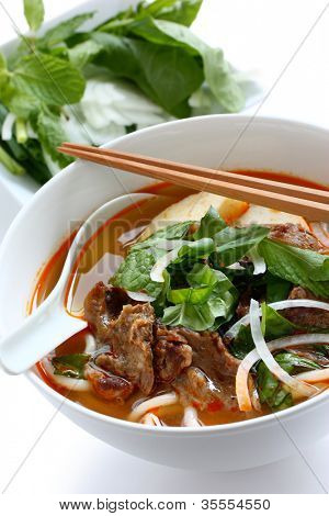 Bun bo hue, een kom van rundvlees & rijst vermicelli soep, Vietnamees noodle gerechten