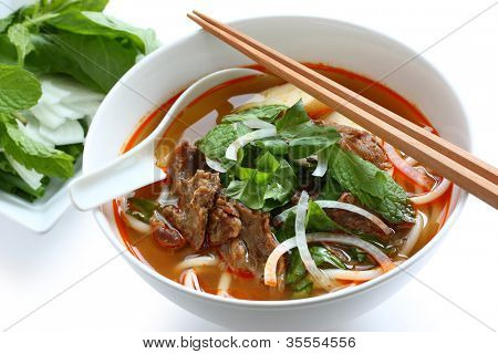 Bun bo hue, een kom van rundvlees & rijst vermicelli soep, Vietnamees noodle gerechten