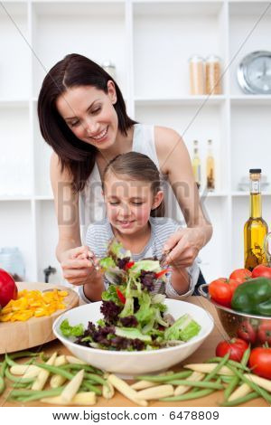 kleines Mädchen mit ihrer Mutter kochen