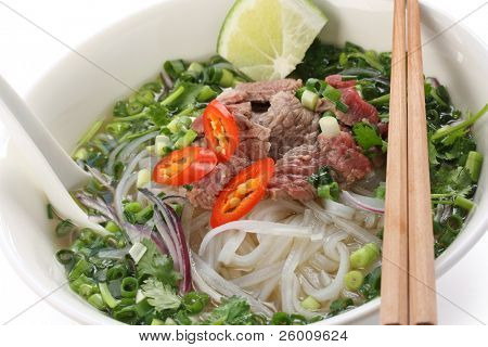 Pho bo, Vietnamees eten rijst noodlesoep met zeldzame gesneden rundvlees