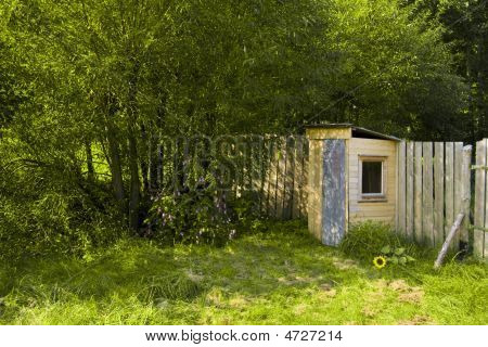 Idyllische houten toilet