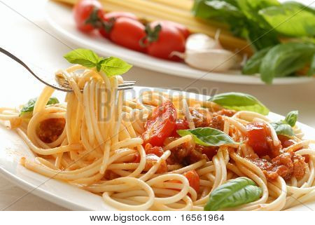 Vork met pasta en basilicum