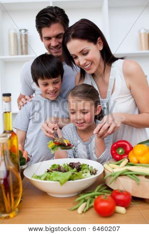 glückliche Familie Kochen zusammen