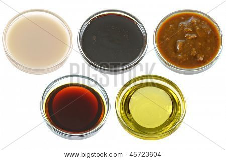 Verschillende kommen van sojabonen (soja) producten - sojamelk, donkere sojasaus, gezouten gefermenteerde soja B