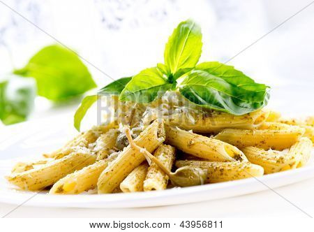 Pasta. Penne Pasta met pestosaus. Italiaanse keuken