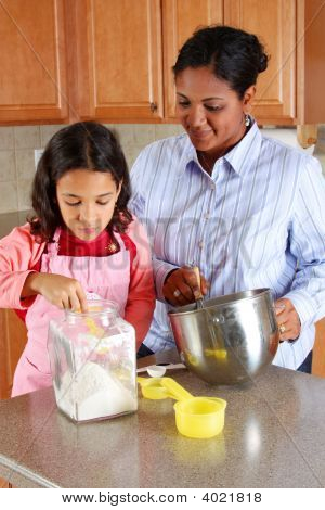 Mädchen und Mutter Kochen