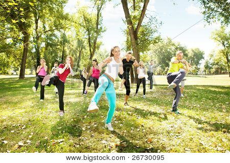 grote groep jongeren opleiding van Tae Bo, buiten