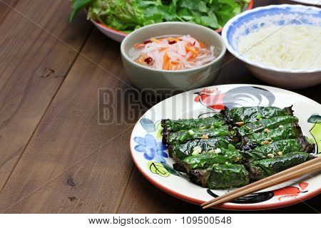 grilled minced beef wrapped in betel leaf, vietnamese cuisine, thit bo nuong la lot