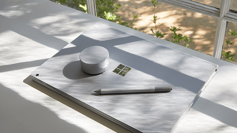 Surface Book, Surface Dial en Surface-pen op een bureau